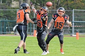 Footballer erwarten alten Bekannten - Johannes Mittenzwei (3) fängt als Rebels-Verteidiger den Ball ab. Zum Saisonauftakt gegen Burgenlandkreis war er Man of the Match.