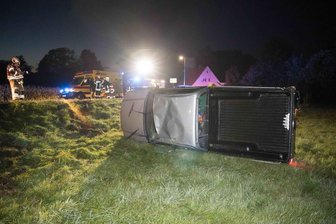 Ford überschlägt sich nach Kollision - 