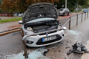 Ford beschädigt Geländer an Straßenbahnhaltestelle in Chemnitz-Kapellenberg - Der Fahrer kam links von der Straße ab und krachte in ein Geländer.