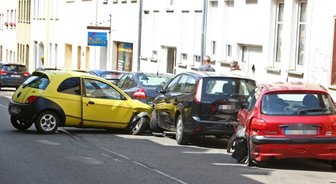 Ford beschädigt mehrere Autos - 