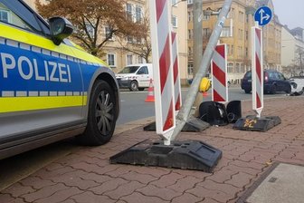 Ford fährt Ampel in Plauen um - Ein Ford Mondeo ist in Plauen am Dienstagvormittag gegen 9.30 Uhr gegen eine Ampelanlage an der Kreuzung Friedensstraße/Neundorferstraße geprallt.