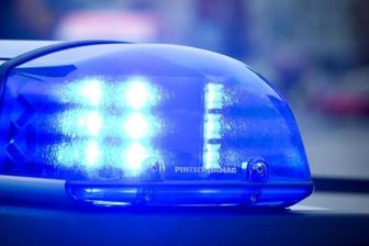 Ford gerät ins Schleudern und landet am Gartenzaun -