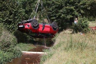 Ford in Schönau auf dem Dach im Bach gelandet: Fahrerin kann sich selbst befreien - Die Bergung des Unfallfahrzeuges aus dem Bach.