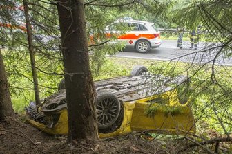 Ford Mustang an B 101 überschlagen - Zwei Verletzte -