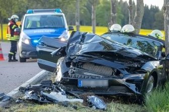 Ford Mustang GT kracht gegen Baum - Der Ford Mustang war nach dem Unfall ein Totalschaden.