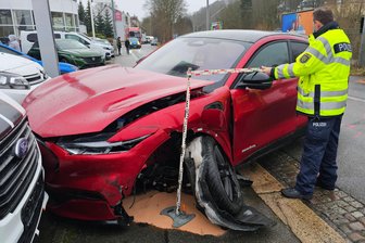 Ford Mustang und Skoda kollidieren in Chemnitz: Zwei Frauen verletzt - Der Ford kam nach dem Unfall von der Fahrbahn ab und rammte Autos eines benachbarten Autohauses.