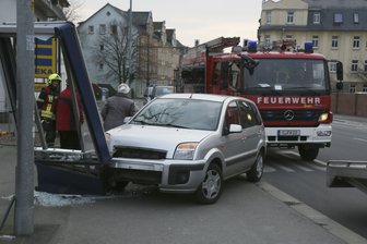 Ford prallt gegen Werbetafel -