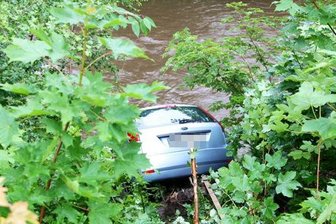 Ford stürzt Richtung Schwarzwasser -