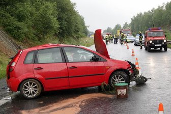 Ford überschlägt sich - zwei Verletzte bei Unfall auf B 174 -