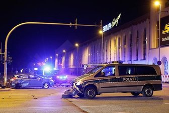 Ford und Fahrrad kollidieren mit Polizeitransporter - Ford und Fahrrad kollidieren mit Polizeitransporter in der Nacht zu Samstag in Chemnitz.
