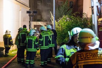 Ford und Papiertonnen stehen in Oelsnitz in Flammen - Erneut musste die Feuerwehr in der Nacht zum Donnerstag zu einer Brandserie in Oelsnitz ausrücken.