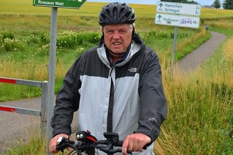 Forderung: Landkreis soll Radwegebauprojekte lenken - Hainichens OB Dieter Greysinger tritt selbst gern in die Pedale, so wie hier am Ende des Radwegs an der Bundesstraße 169. Doch es mangele schon an der Beschilderung der Routen im Landkreis. 