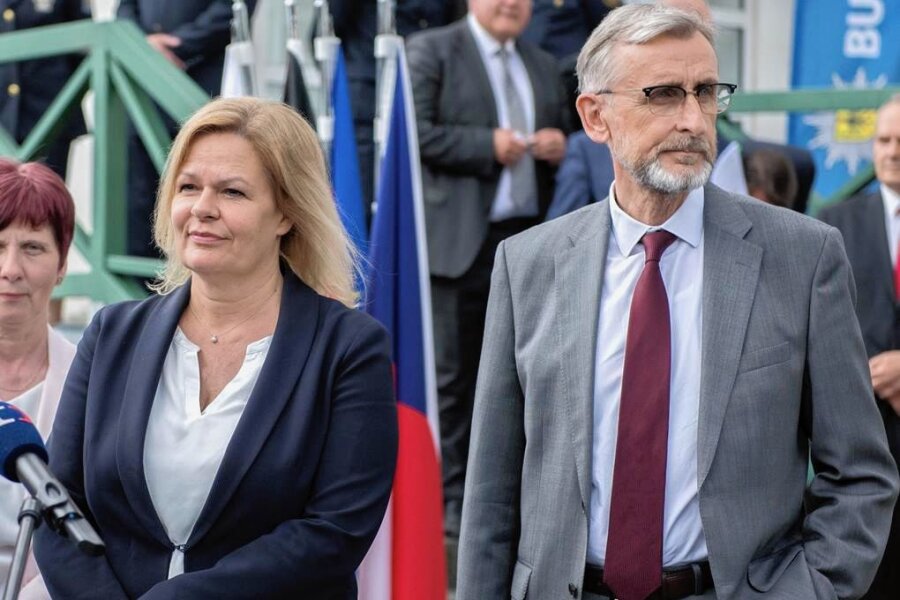 Forderung nach Grenzkontrollen: Faeser lässt Schuster abblitzen - Bundesinnenministerin Nancy Faeser (SPD) und Sachsens Innenressortchef Armin Schuster (CDU) sind sich uneins beim Thema Grenzkontrollen.
