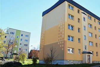 Forderung nach Rückkauf von Ex-Stadtwohnungen in Schöneck - Der Wohnblock Am Sohr 60 bis 63 gehört zu den 2017 in Schöneck verkauften kommunalen Wohnungen.KommentarMoralische PflichtVon Thorald MeiselDie seit Januar schwelenden Probleme zahlreicher Schönecker Bürger haben den Stadtrat erreicht. Dass sich viele Mieter der ehemals kommunalen Wohnungen regelrecht verkauft fühlen, ist verständlich. Stadtrat Ronny Hochmuth hat recht, wenn er von einer moralischen Verantwortung spricht, die die Stadt auch nach dem Verkauf ihrer Wohnungen für die ehemaligen Mieter hat. Und auch der Vorstoß von Jürgen Penzel ist keineswegs aus der Luft gegriffen - es gibt bereits Kommunen, die solche Verkäufe wieder rückgängig gemacht haben. Einfach ist so ein Rückkauf natürlich nicht, denn Schöneck finanziert mit Einnahmen aus dem Verkauf auch kostenintensive Projekte in der Stadt.Bürgermeisterin Isa Suplie hätte sich wahrscheinlich die letzten Monate ihrer Amtszeit leichter vorgestellt. Aber die gesamte Problematik wird, das ist zu erwarten, im Bürgermeister-Wahlkampf eine zentrale Rolle spielen. Es ist an der Zeit, das Thema zur Chefsache zu machen.