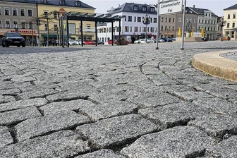 Forderung: Oelsnitzer Markt soll bis zum Sperkenfest gesandet werden - Das Pflaster am Oelsnitzer Markt weist zum Teil tiefe Fugen auf.