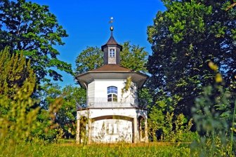 Form und Funktion im Widerstreit - Das Teehaus im Schlosspark - manch einer wünscht es sich als Teil eines gastronomischen Angebotes, aber es bleibt ein grünes Klassenzimmer.