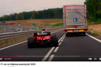 Formel 1 auf der Autobahn? Roter Flitzer in Tschechien unterwegs - Hier überholt der Rennwagen einen Laster.