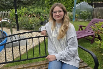Formel-1-Fan aus Neukirchen/Pleiße schafft Abi mit Traumnote: Warum an dem Erfolg Oma Christine nicht ganz unschuldig ist - Vivien Bönisch lebt im beschaulichen Neukirchen (Pleiße), wo sie mit ihren Eltern und Großeltern ein Mehrfamilienhaus bewohnt. Im angrenzenden Garten macht es sich die Super-Abiturientin oft und gern gemütlich.
