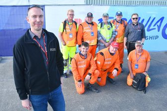 Formel-E-Rennsport in Berlin: Wie der AMC Sachsenring aus Hohenstein-Ernstthal zum guten Gelingen des Weltmeisterschaftslaufs beigetragen hat - Marcel Putsche (links) vom AMC Sachsenring hatte beim Formel-E-Rennen am Wochenende in Berlin die Rennleitung inne. Dabei konnte er auf die Unterstützung von etlichen Sportwarten (hinten) seines Vereins zählen