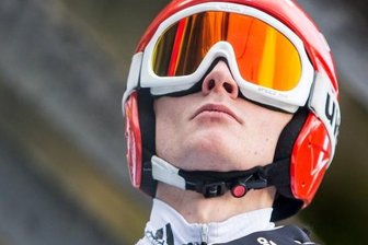 Formkurve zeigt wieder nach oben - Blick nach oben: Richard Freitag, der sächsische Lokalmatador, will sich beim Heimspringen in der Vogtland-Arena mit einem guten Ergebnis in die unmittelbare Wintervorbereitung verabschieden. 