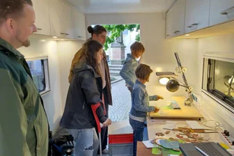 Forschen, Knobeln, Staunen zum Tag der Schiene im Erzgebirge - Am Bahnhof Süd in Annaberg-Buchholz können Kinder verschiedene Experimente verfolgen.
