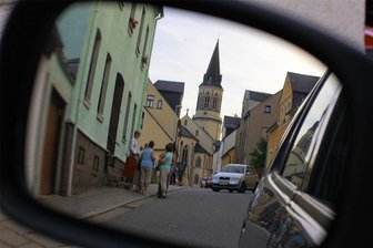 Forscher auf den Spuren einer „verschwindenden Stadt“ im Erzgebirge - Von der einstigen Altstadt sind nur noch drei Straßenzüge an der Exulantenkirche übrig – ein Großteil des einst schmucken Zentrums mit Hotels und Geschäften fiel Mitte der 1950er-Jahre dem Uranbergbau zum Opfer.