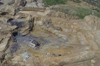 Forscher bergen "Schatz" aus der Steinzeit - Die bandkeramischen Brunnen wurden im August im Abbaufeld Peres des Braunkohletagebaus Vereinigtes Schleenhain gefunden. Zwei der insgesamt neun neolithischen Artefakte wurden als Erdblock eingeschalt, um sie zur weiteren Untersuchung unter Laborbedingungen in eine Halle nach Großstolpen transportieren zu können.