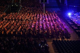 Forscher geben grünes Licht für Großveranstaltungen - aber nur unter Vorbehalt - Probanden eines Großversuchs der Universitätsmedizin Halle/Saale verfolgen in der Arena Leipzig ein Konzert des Popsängers Tim Bendzko.