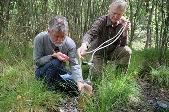 Forscher geht Erdbebenschwärmen im Vogtland auf den Grund - "Die Erde spricht zu uns", sagt Geochemiker Horst Kämpf (rechts) vom Geoforschungszentrum Potsdam. Das Foto entstand 2015, als er mit Gerhard Strauch (links) Gasproben in Westböhmen entnahm. Kämpf kommt am6. September zu einen Vortrag nach Bad Elster. 