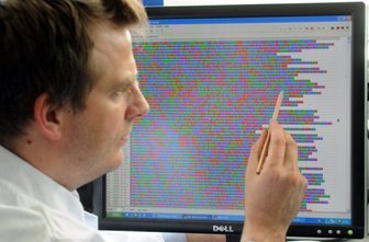 Forscher hoffen auf baldige Erfolge im Kampf gegen EHEC - Der Bakteriologe Holger Rohde vom Universitätsklinikum Eppendorf (UKE) zeigt auf einen Auszug des genetischen Codes (Genom) des EHEC-Erregers O104 in seinem Labor in Hamburg. Rohde und chinesische Experten haben das Erbgut des grassierenden EHEC-Bakteriums sequenziert.