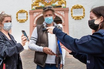 Forscher: Modellprojekt in Augustusburg hat funktioniert - Abbruch nicht nötig - Claudia Zakowsky (links) und Marius Marx aus Chemnitz nahmen am Modellprojekt in Augustusburg teil. Nach dem Schnelltest konnten sie endlich wieder einmal in den Schlossarkaden einkehren.