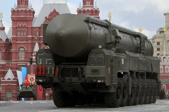 Forscher warnen vor Wettrüsten der Atommächte - Russland zeigt in Sachen Atomwaffen die Muskeln: Hier rollt eine strategische Atomrakete vom Typ Topol-M bei einer Militärparade durch Moskau. (Archivbild)