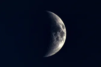 Forscherin behält Mondstaub - Gericht ordnet Rückgabe an - Der Mond ist als Sichel im Nachthimmel über Tschechien zu sehen. (Symbolbild)