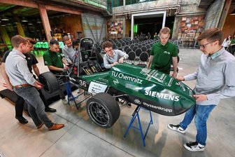 Forschung, die an Fahrt gewinnt - Im Chemnitzer Eventzentrum Kraftverkehr präsentierten Mitglieder des Vereins T.U.C. Racing der Chemnitzer Uni ein autonom fahrendes Auto. Es wurde kurz vor den Veranstaltung zusammengebaut.