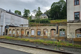 Forschungscampus im Bahnhof: Umbau in Annaberg-Buchholz schreitet voran - Im Zuge der Abrissarbeiten am Mittelbau blieben lediglich die Außenwände des Erdgeschosses erhalten.