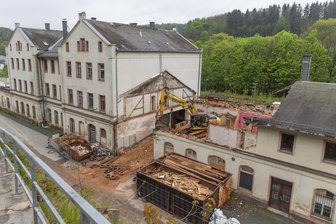 Forschungscampus im Erzgebirge: Wie es mit dem Umbau des Bahnhofs in Annaberg weitergeht - Die Abrissarbeiten am Mittelbau des Unteren Bahnhofs haben begonnen. Mit der Fertigstellung wird für Ende 2025 gerechnet.