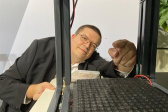Forschungsinstitute für die Industrie: Zu Besuch bei den Daniel Düsentriebs von Chemnitz - Alexej Schepeljanski kann mittels akustischer Wellen Dinge schweben lassen. Im Foto ist es eine rosa Kugel, aber auch Flüssigkeiten sind möglich.