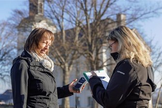 Forschungsprojekt: Spezial-Detektor hilft bei Fledermaussuche im Raum Annaberg - Mit dem zu Ende gehenden Winterschlaf der Fledermäuse beginnt für Claudia Buchau (l.) und Heike Vogel vom Landschaftspflegeverband Mittleres Erzgebirge eine Zeit, in der sie sich auf die Suche nach den Tieren begeben. Nach Hinweisen kommt ein spezieller Detektor zum Einsatz.