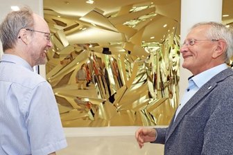 Forschungszentrum erinnert an eine Amethyst-Druse - Professor Bernd Meyer (rechts), Technischer Direktor des ZeHS, demonstrierte auf heitere Weise Professor Michael Schlömann, der als Besuchergekommen war, die Wirkungsweise der Spiegel im Kunstwerk "Solaris" im Foyer.