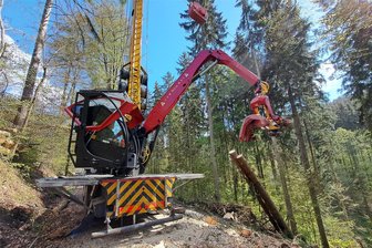 Forst nutzt Sperrung der B 174 im mittleren Erzgebirge für komplizierte Fällmaßnahme - Von diesem Kran aus ist ein 200 Meter langes Tragseil hinüber zum Gegenhang gespannt, an dem die gefällten Bäume mithilfe einer „Laufkatze“ herübergezogen werden.