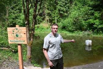 Forst schafft Raum für Frosch und Molch - Der Neuheider Teich im Forstrevier Schönheide ist saniert worden - im Bild Revierförster Alexander Clauß. 