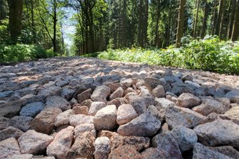 Forst schottert Waldweg bei Jägerhaus – Abkürzung im Notfall damit tabu - Die Waldstraße am Jägerhaus, der Untere Floßgrabenweg, ist an den Ein- und Ausgängen mit grobem Schotter belegt worden. Das sorge laut Forst dafür, dass Dreck aus den groben Profilen der Waldfahrzeuge herausfällt.
