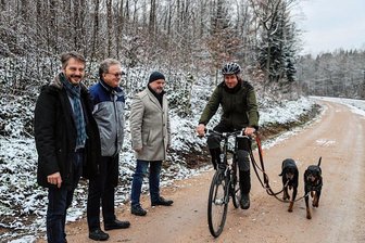 Forst und Stadt bauen Radweg zwischen Aue und Lauter - Auch wenn es geschneit hatte, ließ es sich Clemens Weiser (rechts) vom Staatsbetrieb Sachsenforst nicht nehmen, mit dem Rad in Begleitung von Branca und Alba zu kommen. Begrüßt wurde er von Bürgermeister Thomas Kunzmann, Bauamtsleiter Andreas Seltmann und dem stellvertretenden Bürgermeister Ulrich Braun (von links).