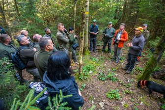 Forstexperten aus der Ukraine lernen vom Waldumbau im Erzgebirge - Andreas Pommer (rechts vorn) leitet das Forstrevier Eibenstock. Dort hat am Montag die einwöchige Exkursion der ukrainischen Gäste begonnen.