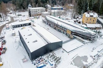 Forstschule: Holz oder Pellets für die neue Heizung - Blick auf die Baustelle der Zentralen Forstschule für Sachsen in Bad Reiboldsgrün. Solaranlagen auf den Dächern sind nicht vorgesehen, aber eine klimaneutrale Biomasse-Heizungsanlage, die wahlweise mit Holzpellets oder Hackschnitzel betrieben wird.