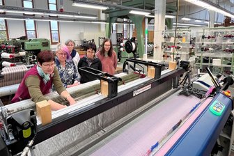 Fortbildung in Reichenbach: Wie Technische Textilien neue Chancen eröffnen - Diplom-Ingenieurin Christine Jungandreas (links) erklärt Lehrerinnen aus Oberschulen und Gymnasien im Technikum des Instituts für Textil- und Ledertechnik die Funktionsweise einer hochmodernen Schaftwebmaschine.