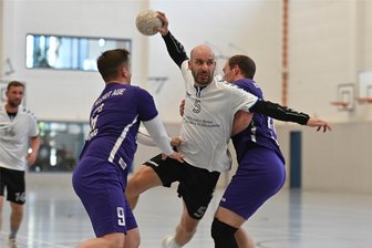 Fortschritt-Handballer müssen zum Saisonstart umziehen - Schnelles Wiedersehen: Die Mittweidaer um Marcus Pollmer (M.) trafen schon im letzten Spiel der Saison 2023/24 auf Aue und verloren mit 32:29.