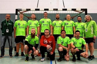 Fortschritt im Pokal weiter - So sehen Sieger aus: Trainer Christoph Hendel (hintere Reihe von links), Tom Süßespeck, André Günther, Benjamin Böttcher, Benjamin Hopfer, Ingo Meusel, Andy Demmrich, Co-Trainer Ulrich Demmrich, Tobias Heinz (vordere Reihe von links), Sirko Schuster, Thomas Grimm-Scholz und Jörg Hendel.