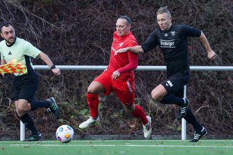 Fortschritt Lichtenstein hadert mit 4:4: „Über die acht Gegentore in zwei Spielen wird zu reden sein“ - Auch drei Tore von Max Gehrmann (rotes Trikot) reichten Lichtenstein am Samstag gegen Freiberg nicht zum Sieg.