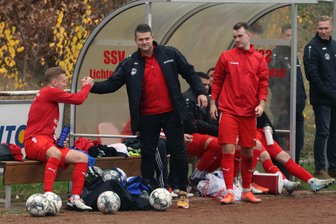 Fortschritt Lichtenstein: In der Liga geht der Blick nach oben – im Pokal zum FC Erzgebirge Aue - Trainer Julius Michel (Zweiter von links) kann seine Spieler nach der Hinrunde gut gelaunt abklatschen.